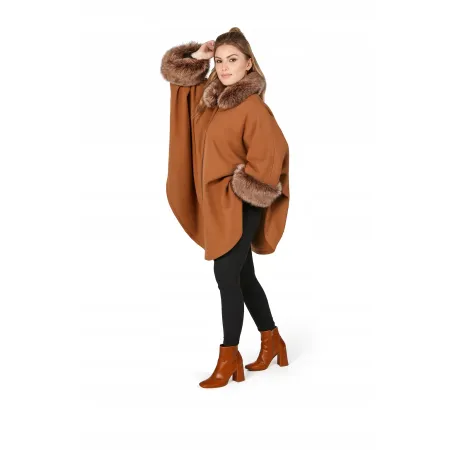 Karmelowe ponczo z futrzanymi akcentami poncho na wiosnę narzuta one size