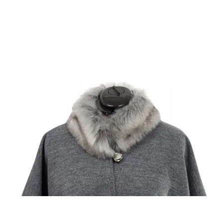 Damskie ponczo z futrem - kołnierz i rękawy w luksusowym stylu