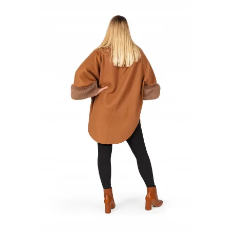 Karmelowe ponczo z futrzanymi akcentami poncho na wiosnę narzuta one size